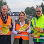 Im Bild: Ernst Metzbauer (Pro Donaubrücke Mauthausen) Anna Buzek (Pro Donaubrücke Mauthausen) und Johannes Hödlmayr (Hödlmayr International

© TEAM FOTOKERSCHI.AT / WERNER KERSCHBAUMMAYR

Mauthausen, 23. September 2024 – Die Bauarbeiten für die neue Donaubrücke bei Mauthausen verzögern sich aufgrund rechtlicher Einsprüche auf unbestimmte Zeit. 

Verkehrschaos in der Region Mauthausen droht – Initiative warnt vor Verzögerungen

Vor Ort hat heute eine Initiative auf die Dringlichkeit des Brückenneubaus aufmerksam gemacht. Befürworter der neuen Brücke informierten in den frühen Morgenstunden bei den Auf- und Abfahrten über die prekäre Lage und verteilten Flyer, um auf die drohende Verkehrsbelastung hinzuweisen.

Die bestehende Brücke ist stark sanierungsbedürftig und darf nur noch mit maximal 30 km/h befahren werden. Eine Sperre von bis zu drei Monaten steht im Raum, falls die Brücke aus Sicherheitsgründen unbefahrbar wird. Umleitungen wären dann nur über den Linzer Bindermichltunnel und die A7 oder über die Donaubrücke in Grein möglich, was Pendler und die regionale Wirtschaft stark belasten würde.